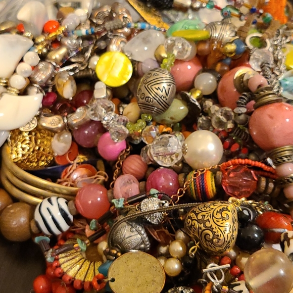 5 pounds of beaded and vintage jewelry - Picture 7 of 12